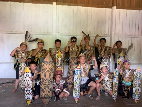 Penari Ajai anak-anak Data Baru