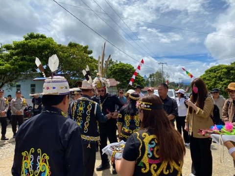 Pemberian cinderamata 